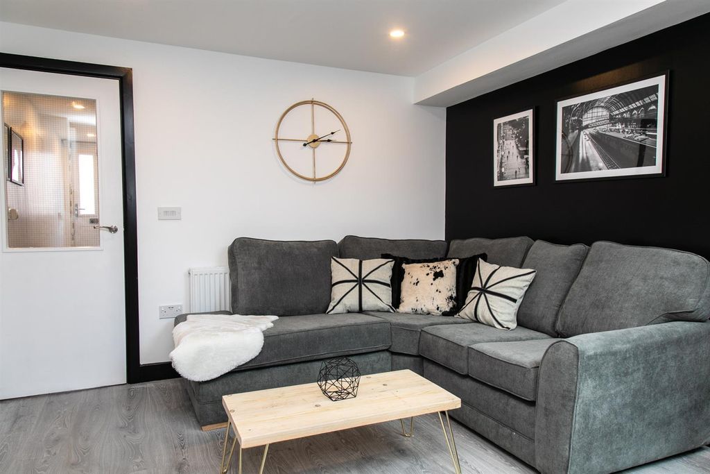 Property photo 1 of 8 46 Dean St Lr-30.Jpg