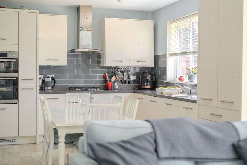 Property photo 3 of 32