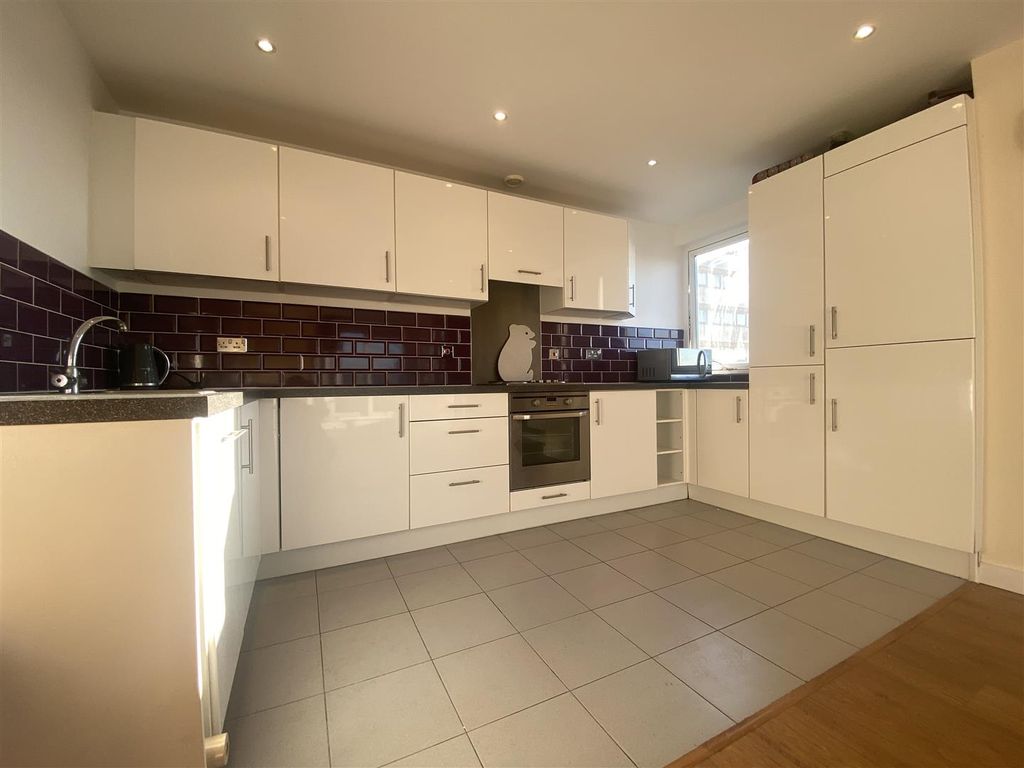 Property photo 3 of 8 Kitchen