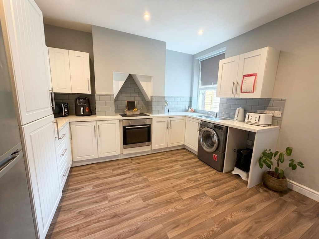 Property photo 3 of 12 Kitchen