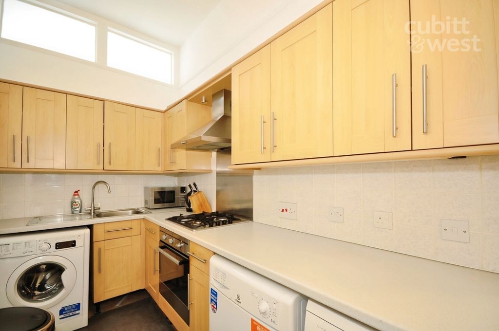 Property photo 3 of 10 Kitchen