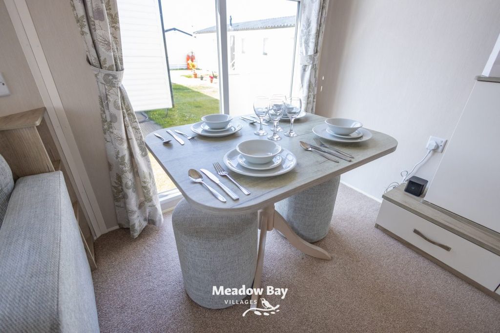 Property photo 3 of 6 2021 Wiillerby Skye 32x12 2B K11 Small 05.Jpg