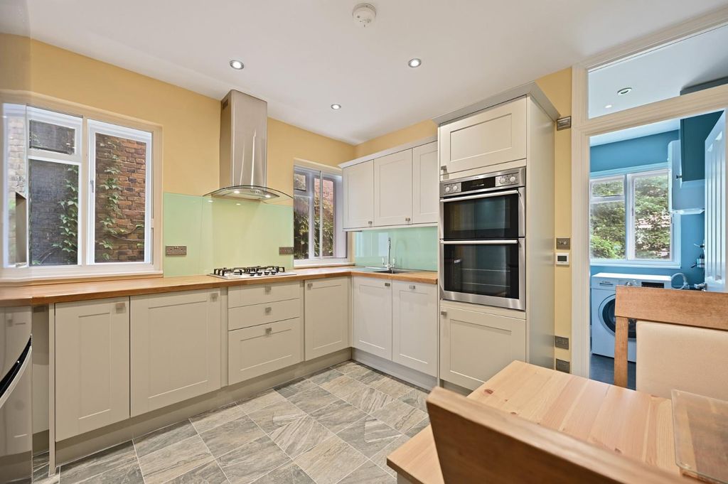 Property photo 2 of 10 Fbl -Woodstock Grove - Kitchen3 (1).Jpg
