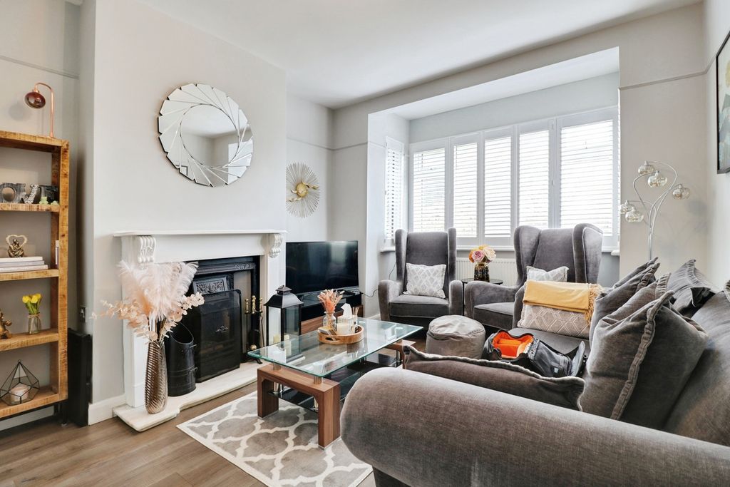 Property photo 2 of 27