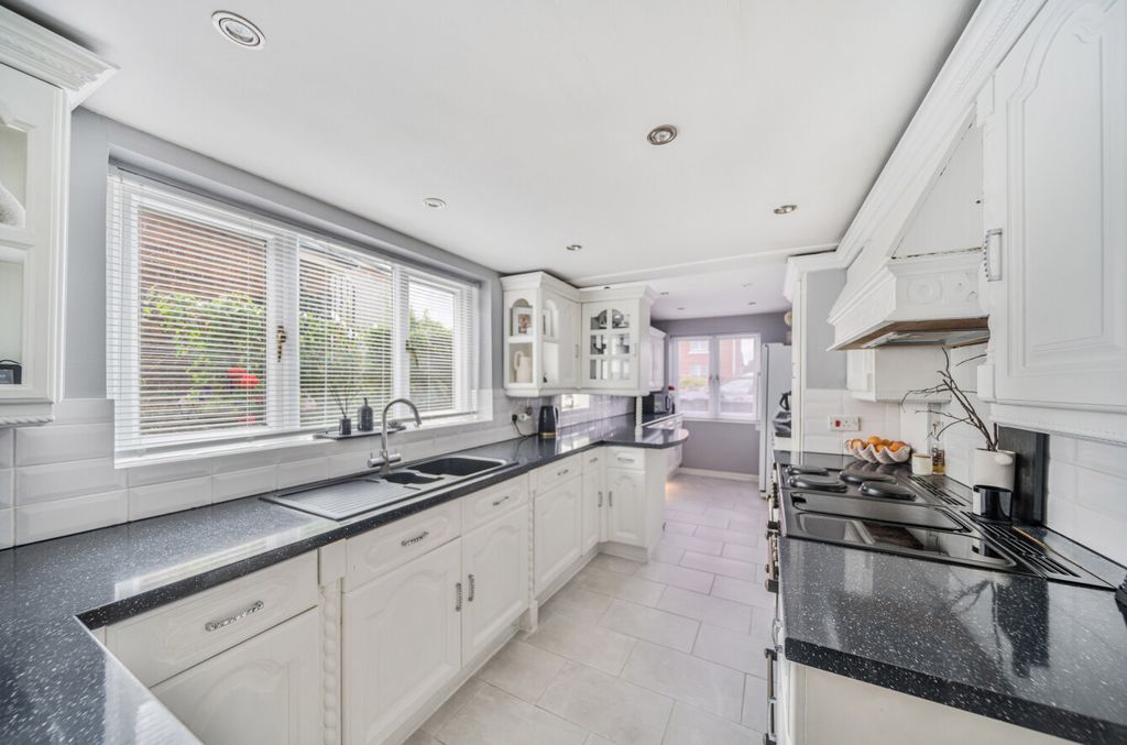 Property photo 3 of 17 1328488-16-687Fc8...