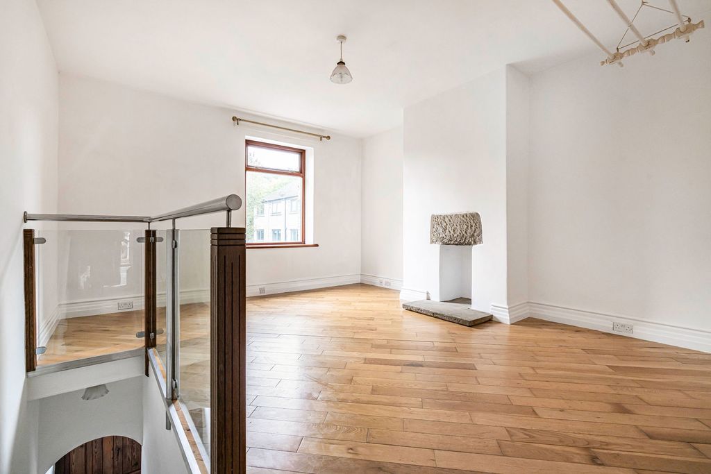 Property photo 3 of 34