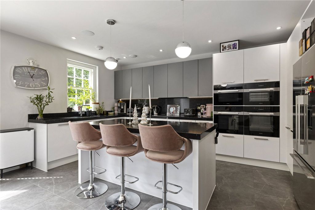 Property photo 3 of 17 Kitchen/Breakfast