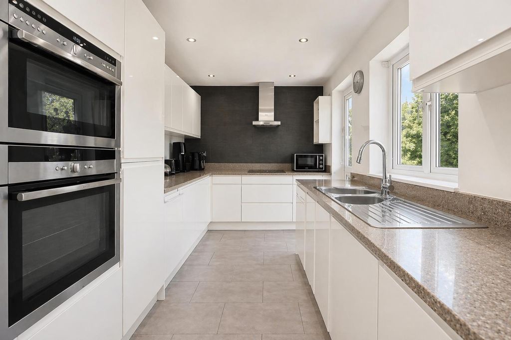 Property photo 2 of 16 55761328-5cd9-48c8-8A2A-005d75224880.Png