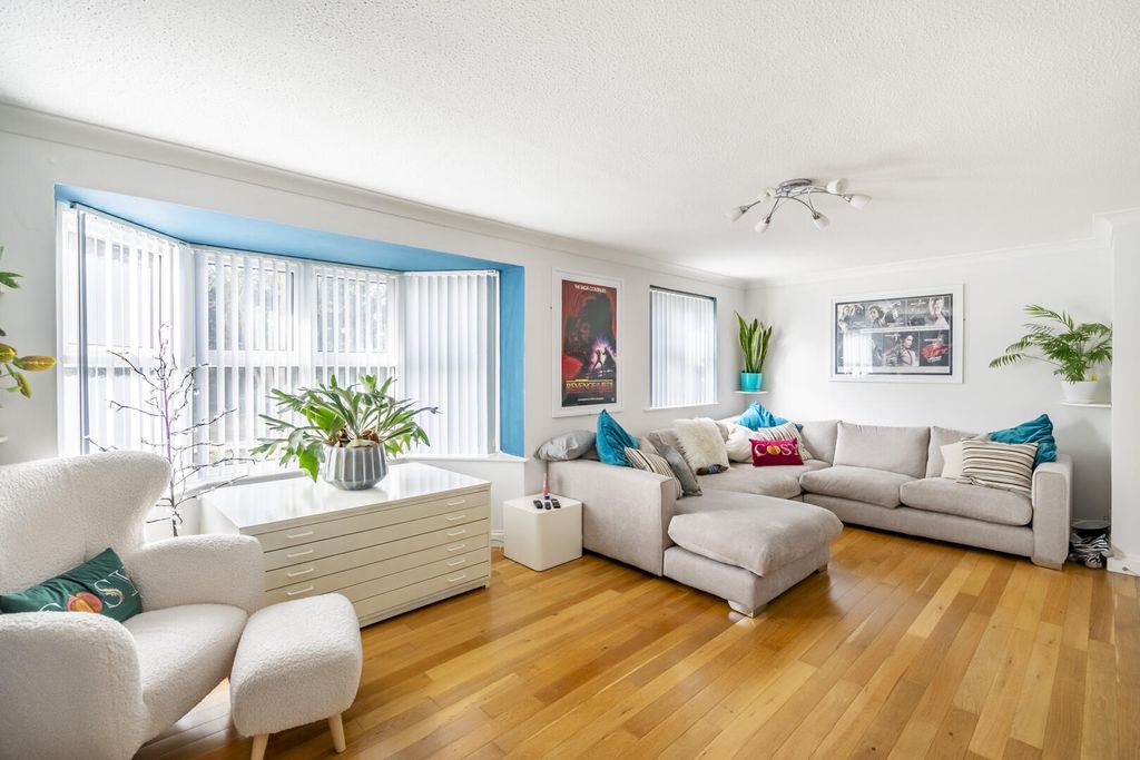 Property photo 3 of 17 Living Room