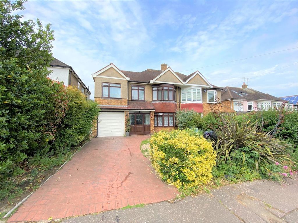 Property photo 1 of 7 Whitehall Close Ig7