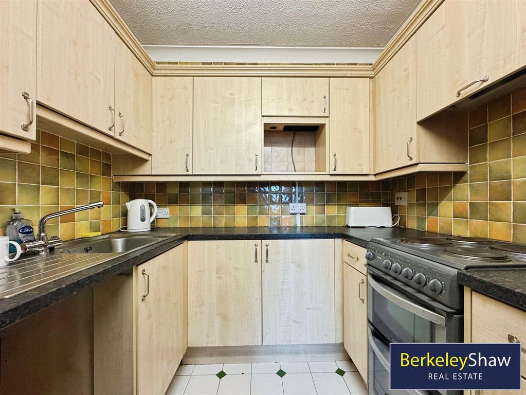 Property photo 2 of 10 Kitchen