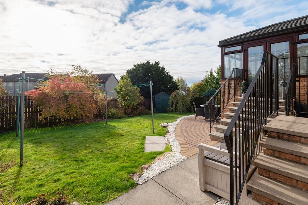 Property photo 2 of 21 Lev1395Pem Garden.Jpg