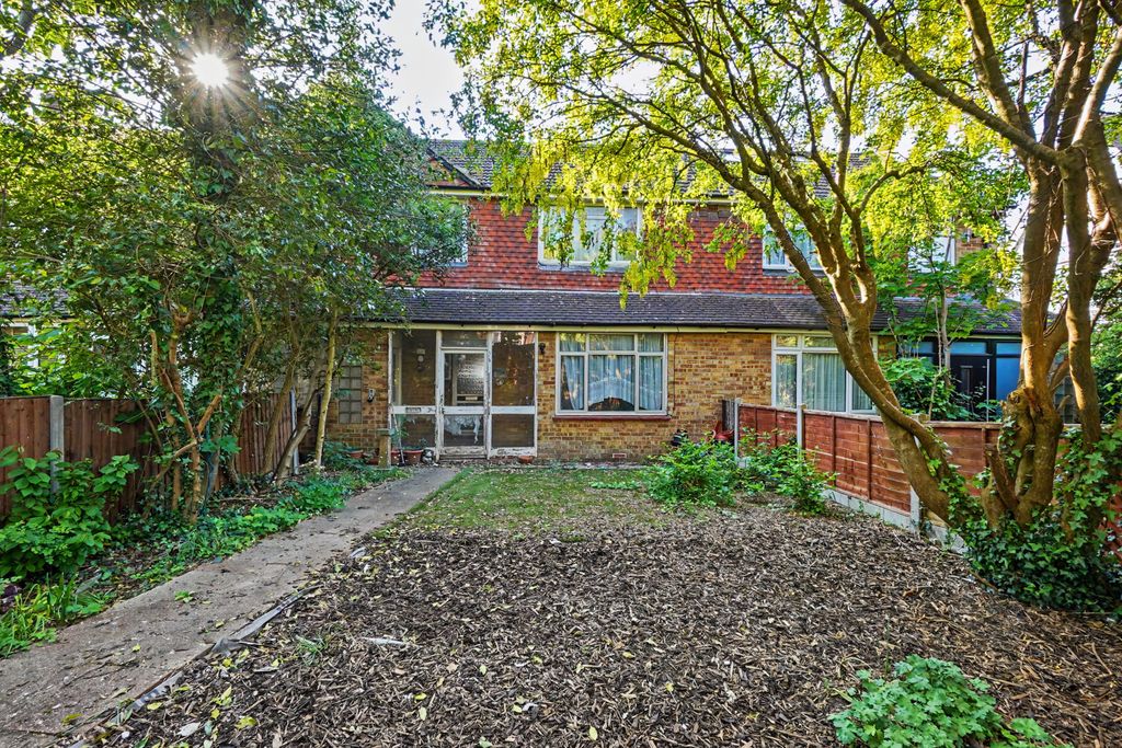 Property photo 1 of 11 3 Bed Terraced House For Sale Maidstone Road, Chatham Me4
