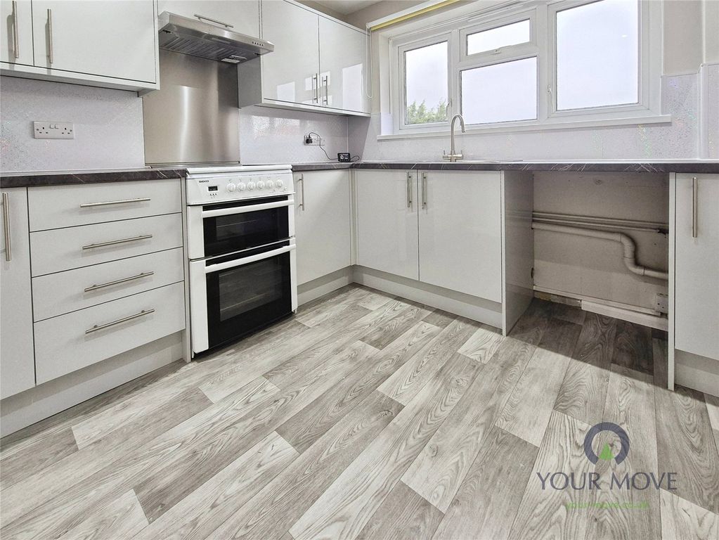 Property photo 3 of 9 Kitchen