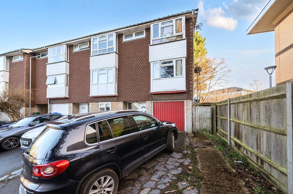 Property photo 1 of 17 1385943-23-694573...