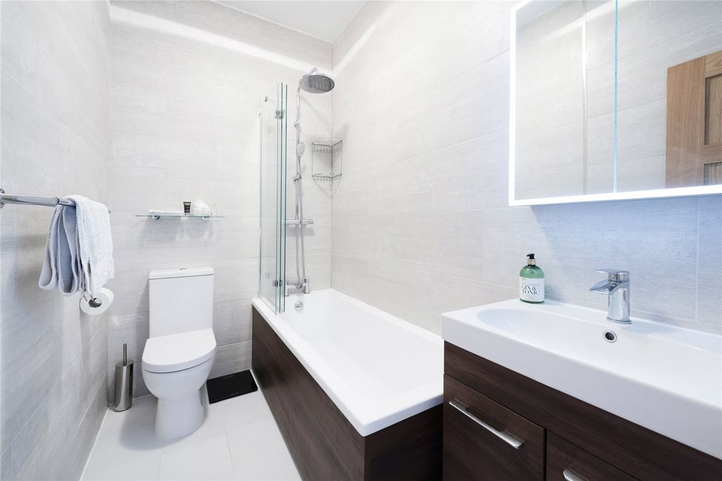 Property photo 3 of 11 Bathroom