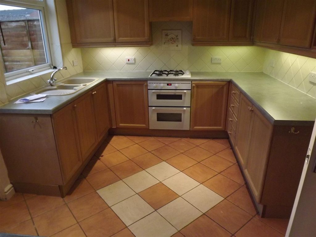 Property photo 3 of 10 Kitchen