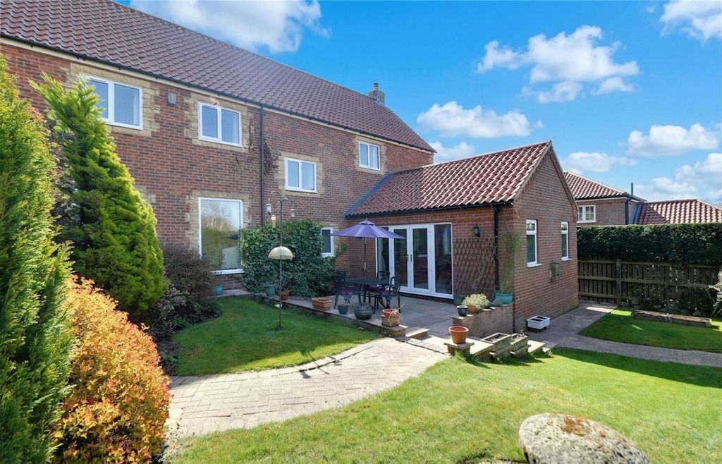 Property photo 2 of 31