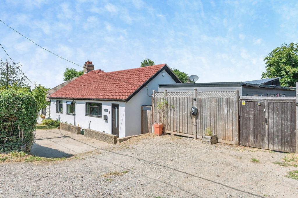 Property photo 2 of 27 2Vinecottagecliftonroadbasildonss132Lf-33