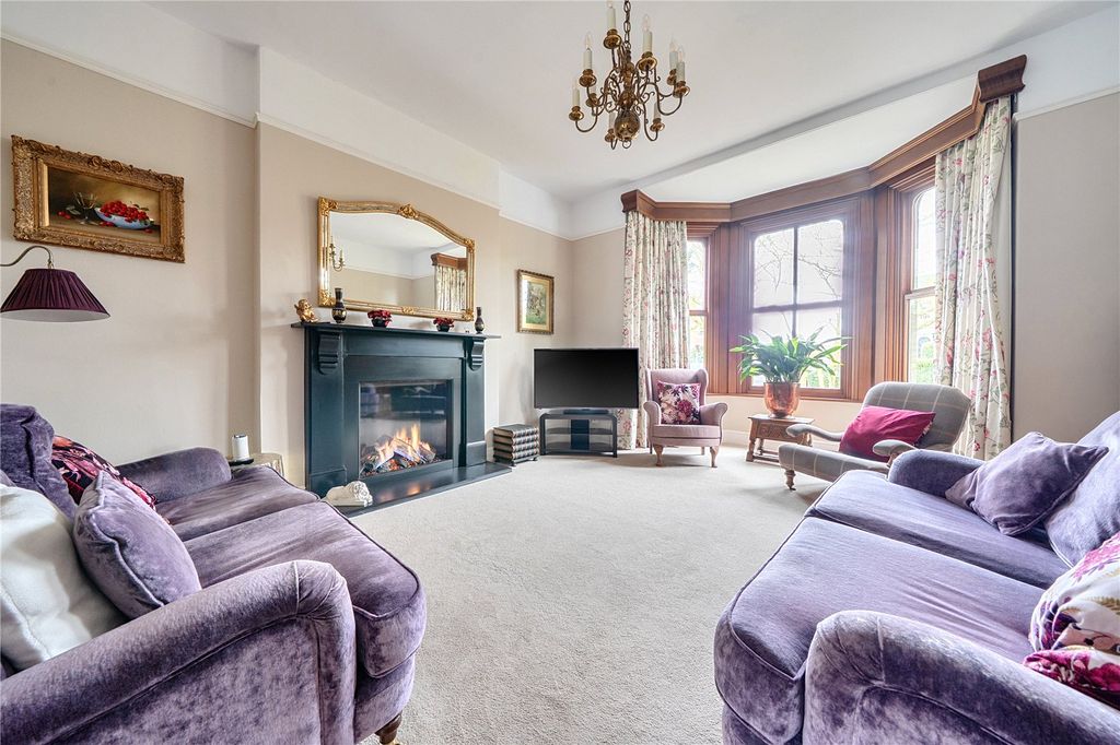 Property photo 2 of 18 Sitting Room