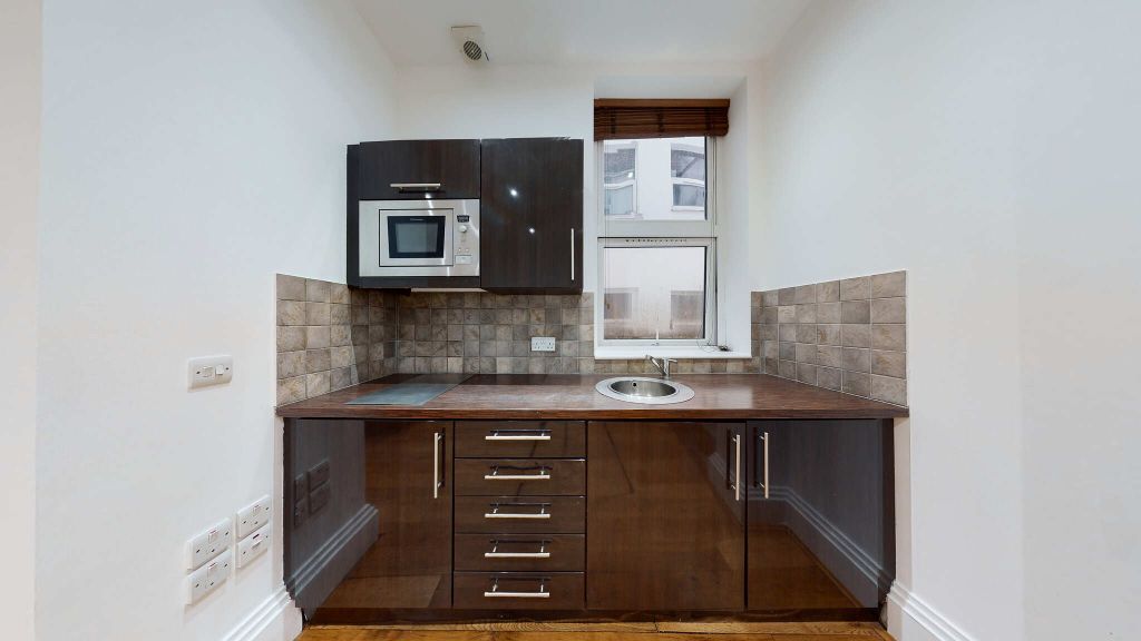 Property photo 3 of 6 Kitchen