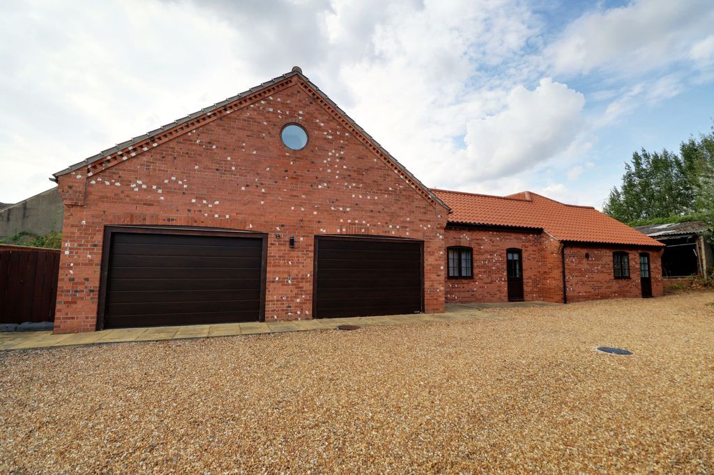 Property photo 2 of 32