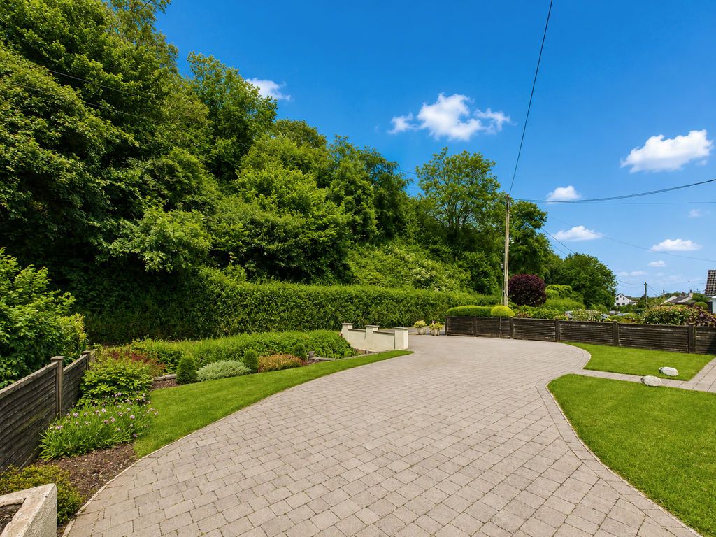 Property photo 3 of 25 Drivway