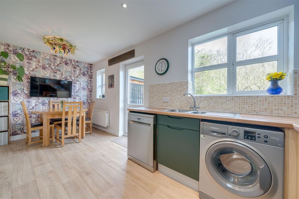 Property photo 3 of 26 28 Suffolk Rise-5.Jpg