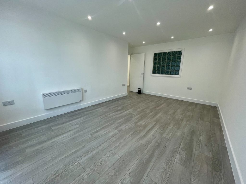 Property photo 2 of 11 4695995