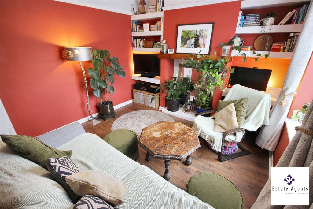 Property photo 3 of 16 Lounge