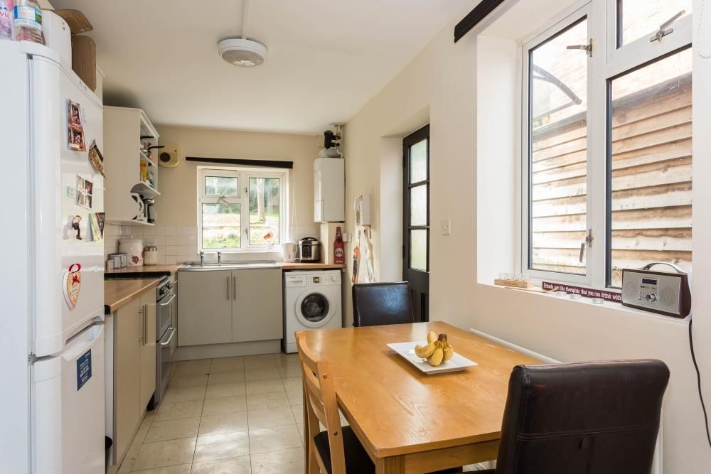 Property photo 3 of 10 Kitchen