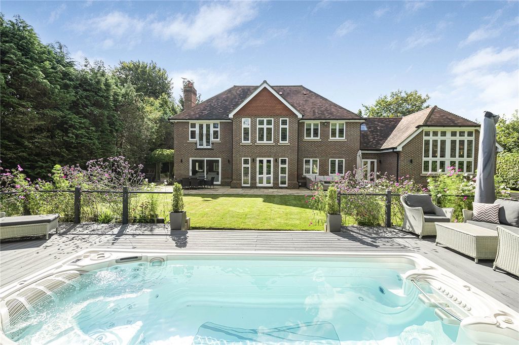 Property photo 2 of 31 Garden &amp; Pool