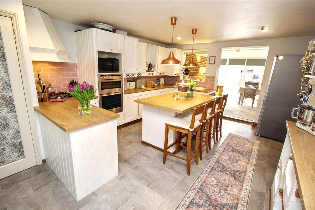 Property photo 2 of 18 Kitchen