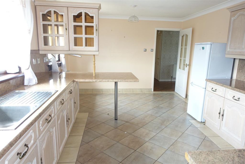 Property photo 3 of 18 Kitchen Diner