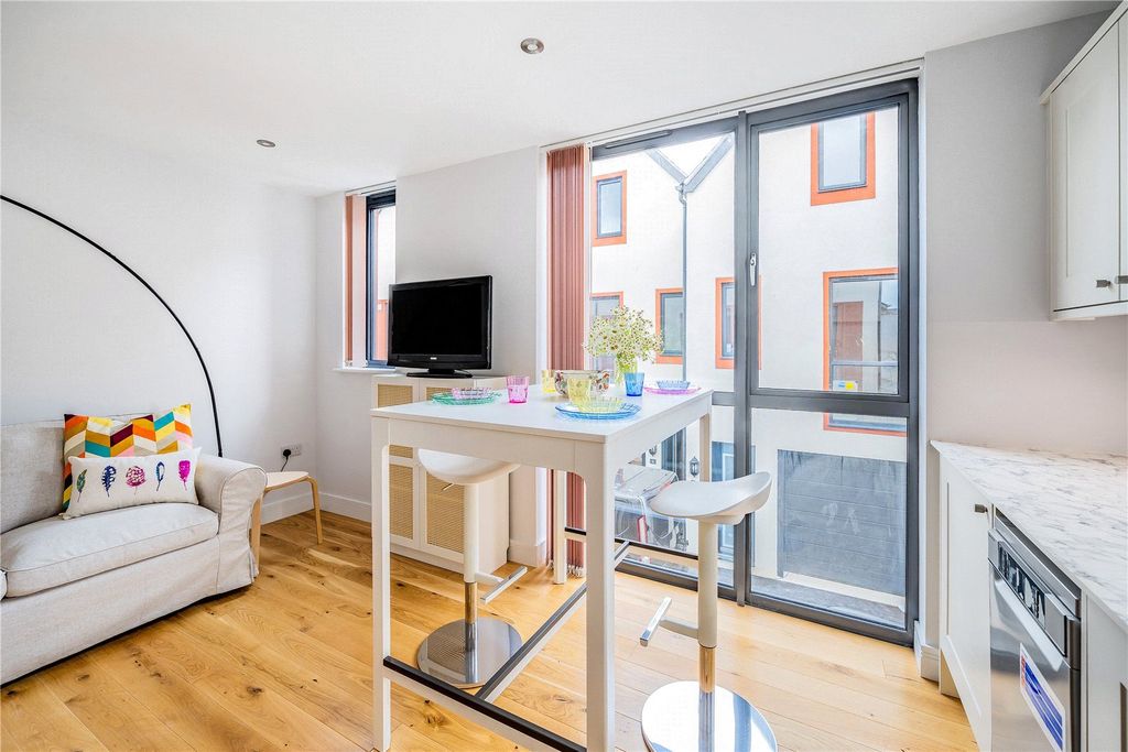 Property photo 2 of 9 Picture No. 12