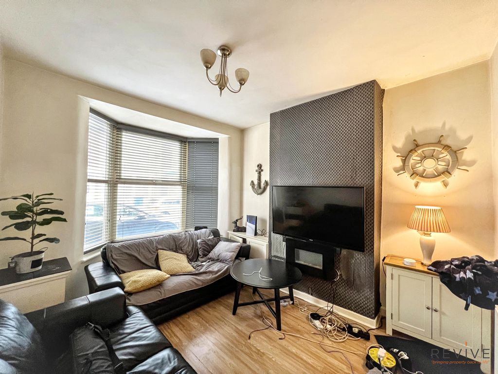 Property photo 3 of 14 Lounge