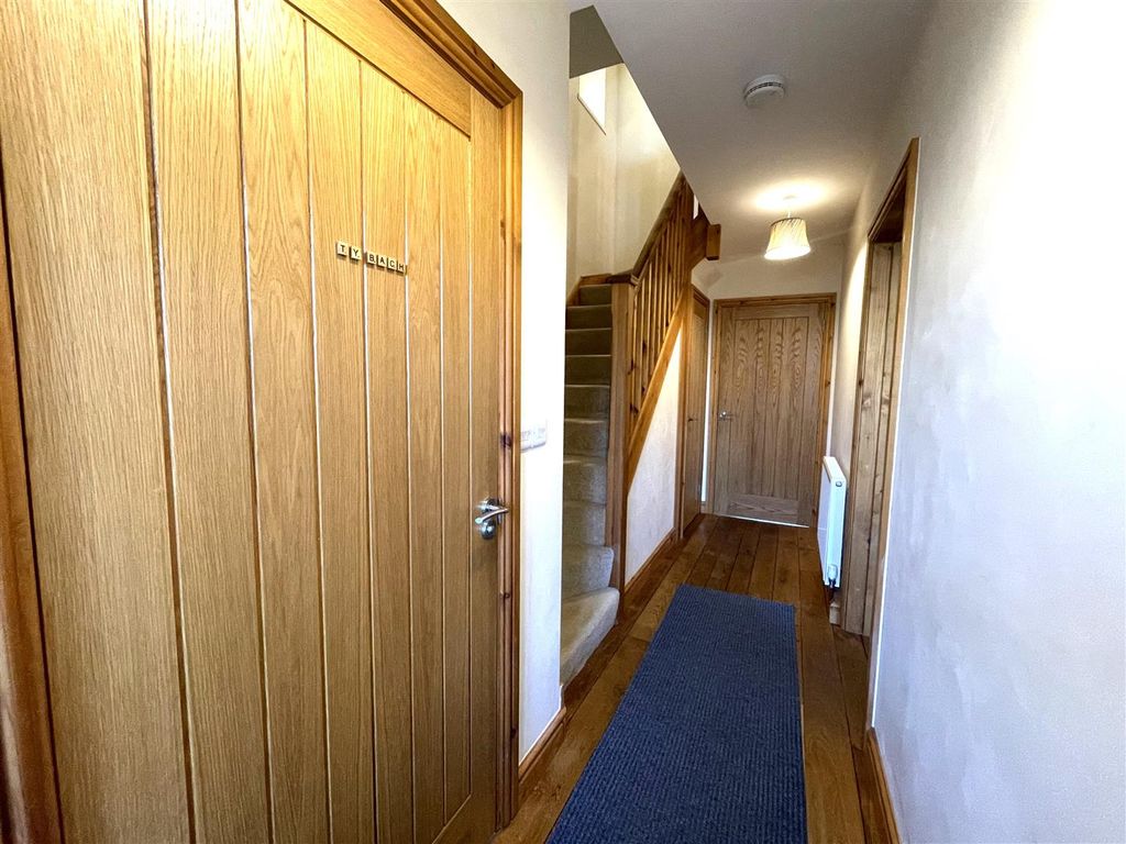 Property photo 3 of 41 Entrance Hallway