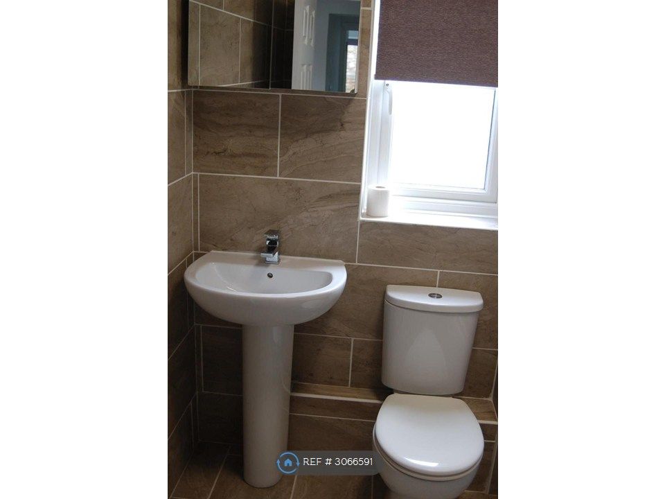Property photo 3 of 6 Bathroom 2