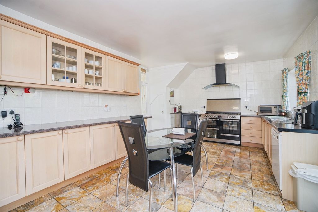 Property photo 2 of 31