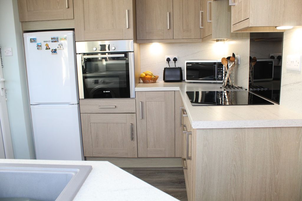 Property photo 2 of 11 Fitted Kitchen