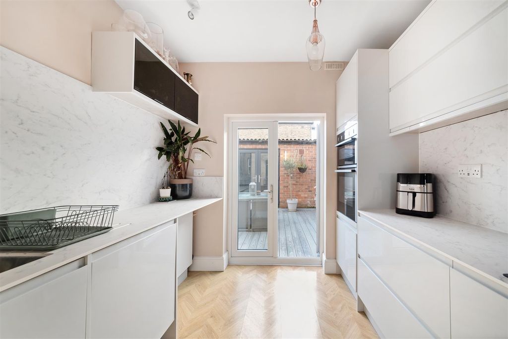 Property photo 2 of 14 Kitchen