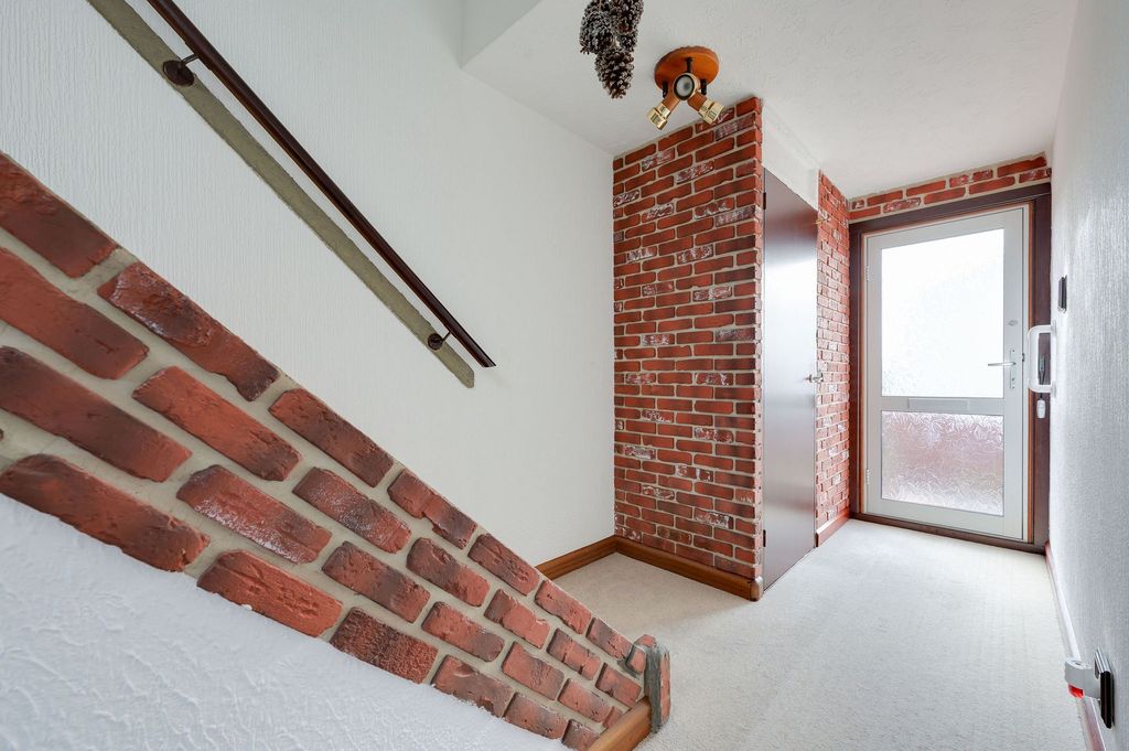 Property photo 2 of 27