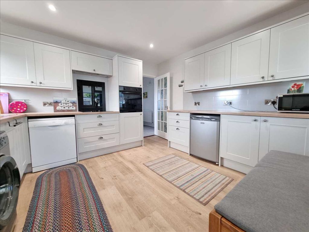 Property photo 3 of 10 Kitchen: