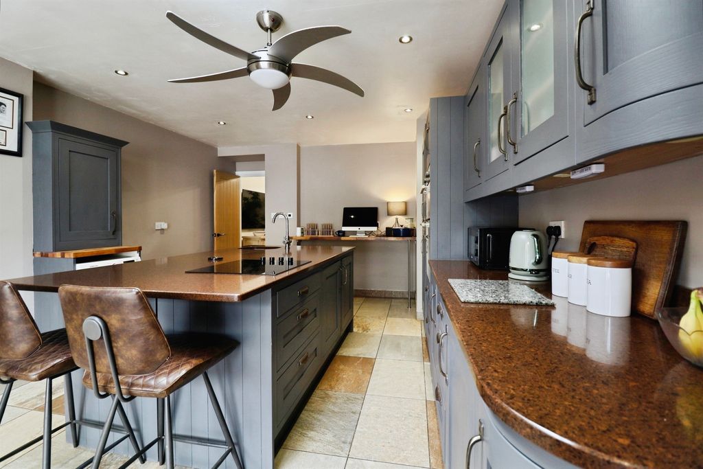 Property photo 3 of 34