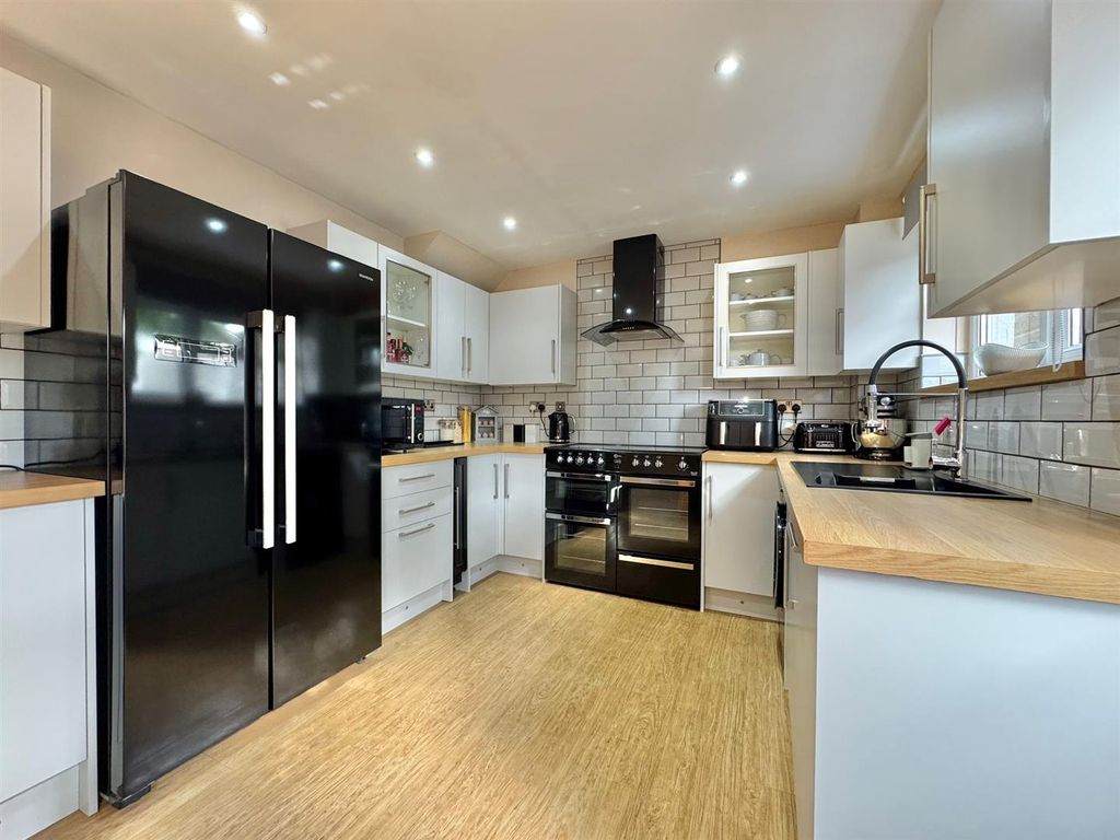 Property photo 3 of 15 Kitchen