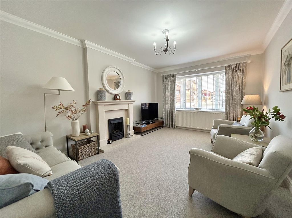 Property photo 2 of 27 Lounge