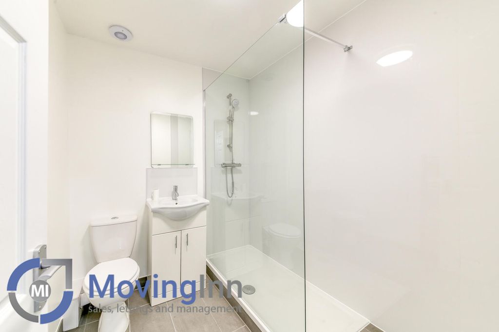 Property photo 2 of 9 Bathroom