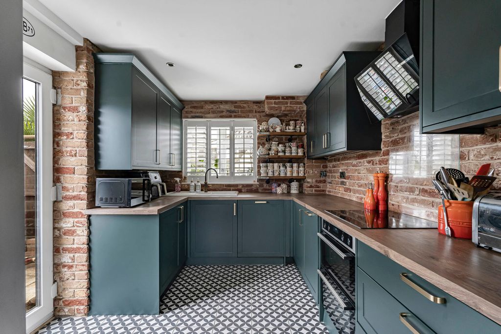 Property photo 3 of 27 Reception/Kitchen