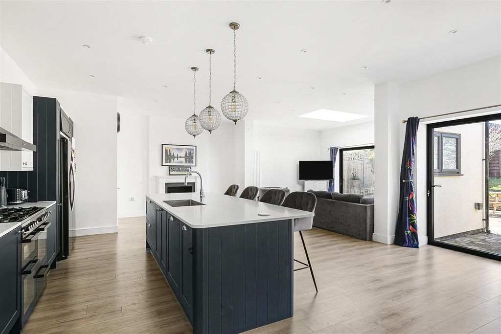 Additional image 6 of 5 bed detached house for saleOak Avenue, Enfield EN2