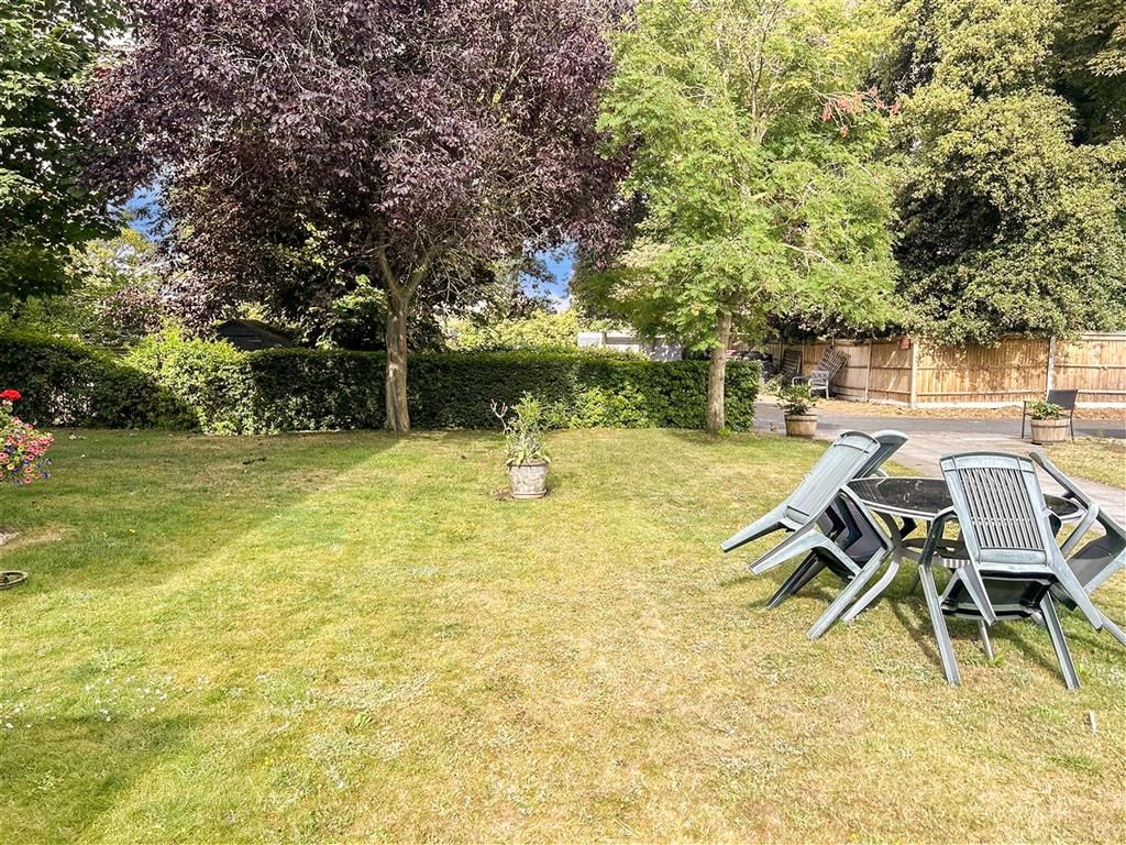 Property photo 2 of 15 Comunal Garden